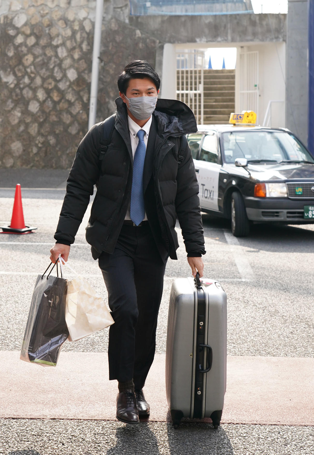 荷物を持参し入寮する福永（撮影・森本幸一）