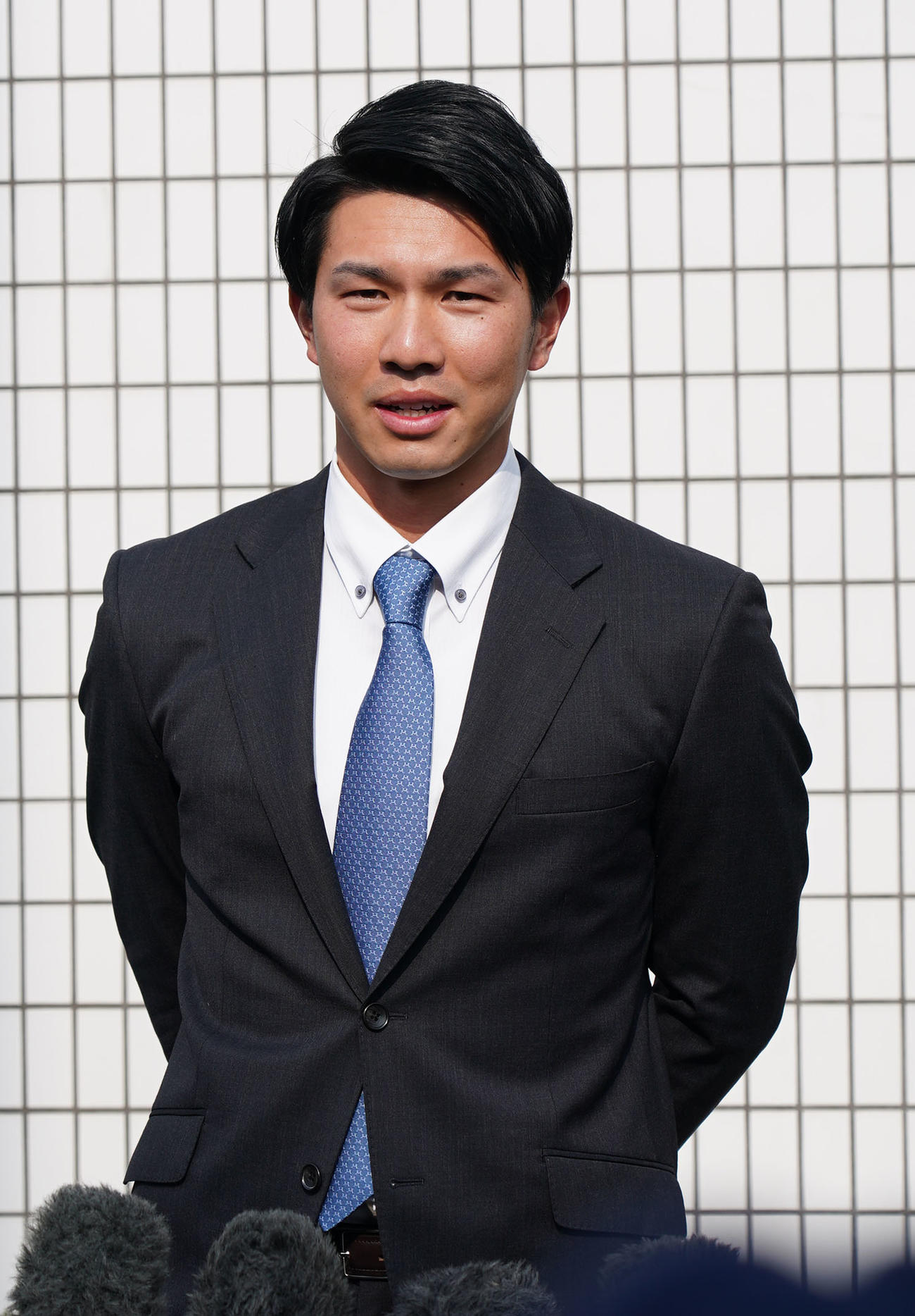 入寮し取材を受ける福永（撮影・森本幸一）