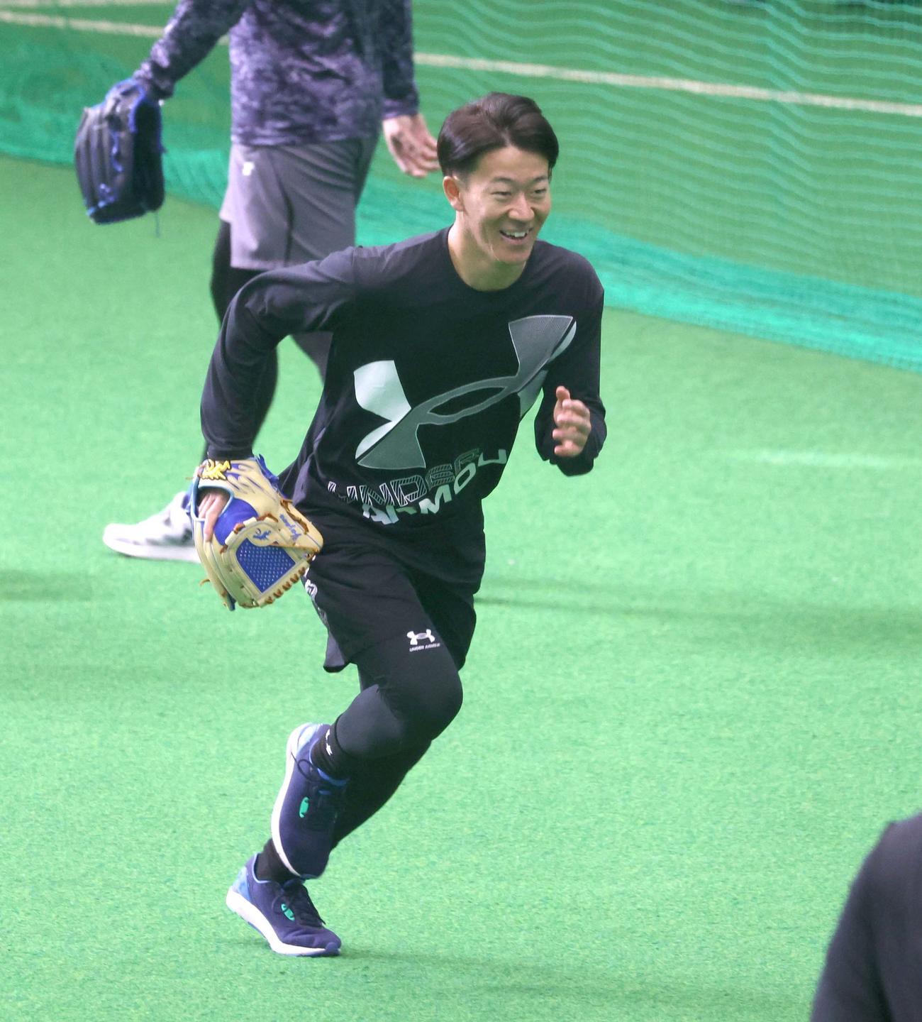 笑顔でノックを受ける日本ハム矢沢（撮影・黒川智章）