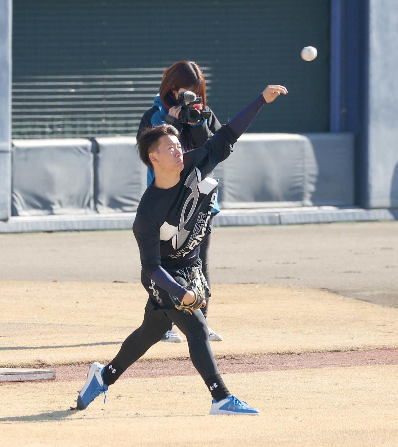 新人合同自主トレでキャッチボールする日本ハム矢沢（撮影・黒川智章）