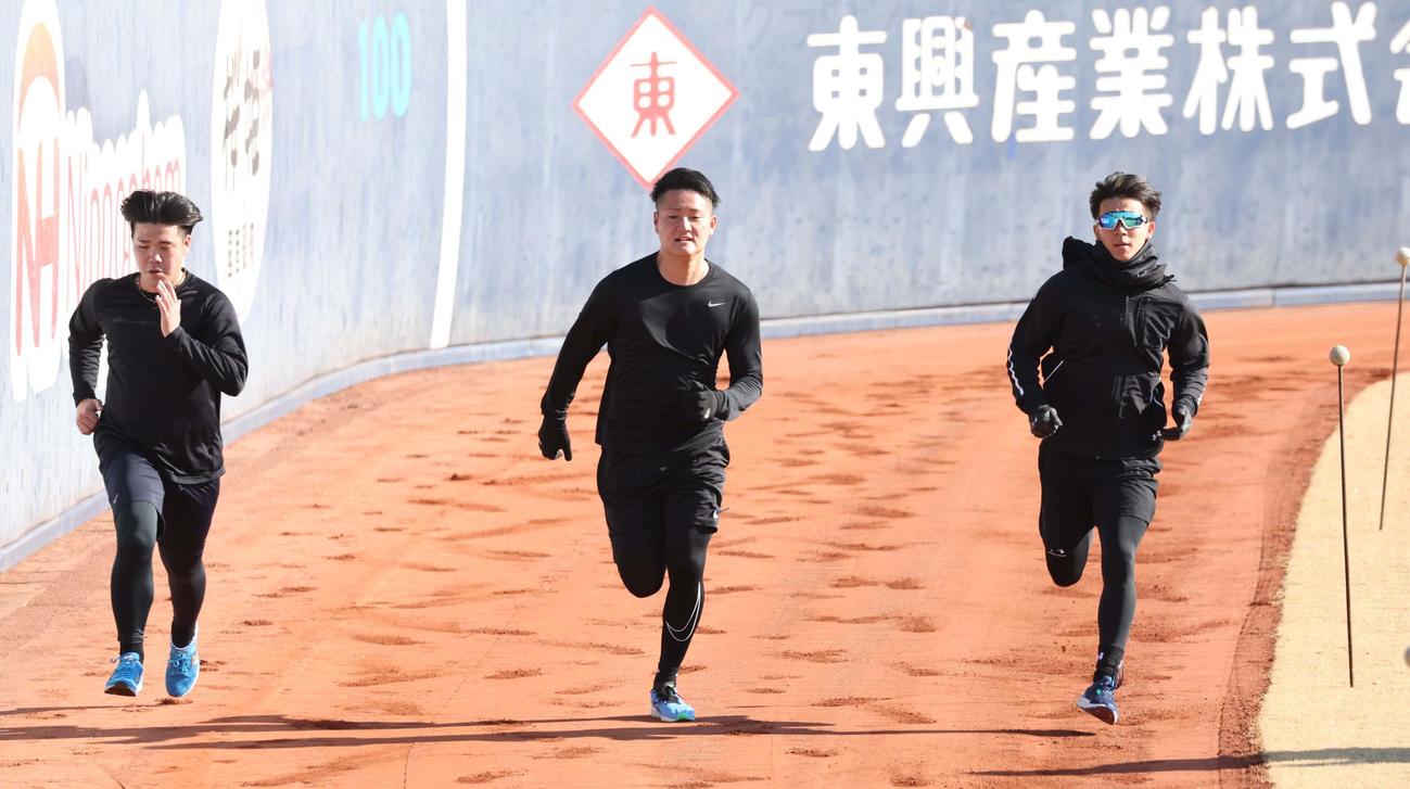 新人合同自主トレでダッシュする左から日本ハム金村、山本、矢沢（撮影・黒川智章）