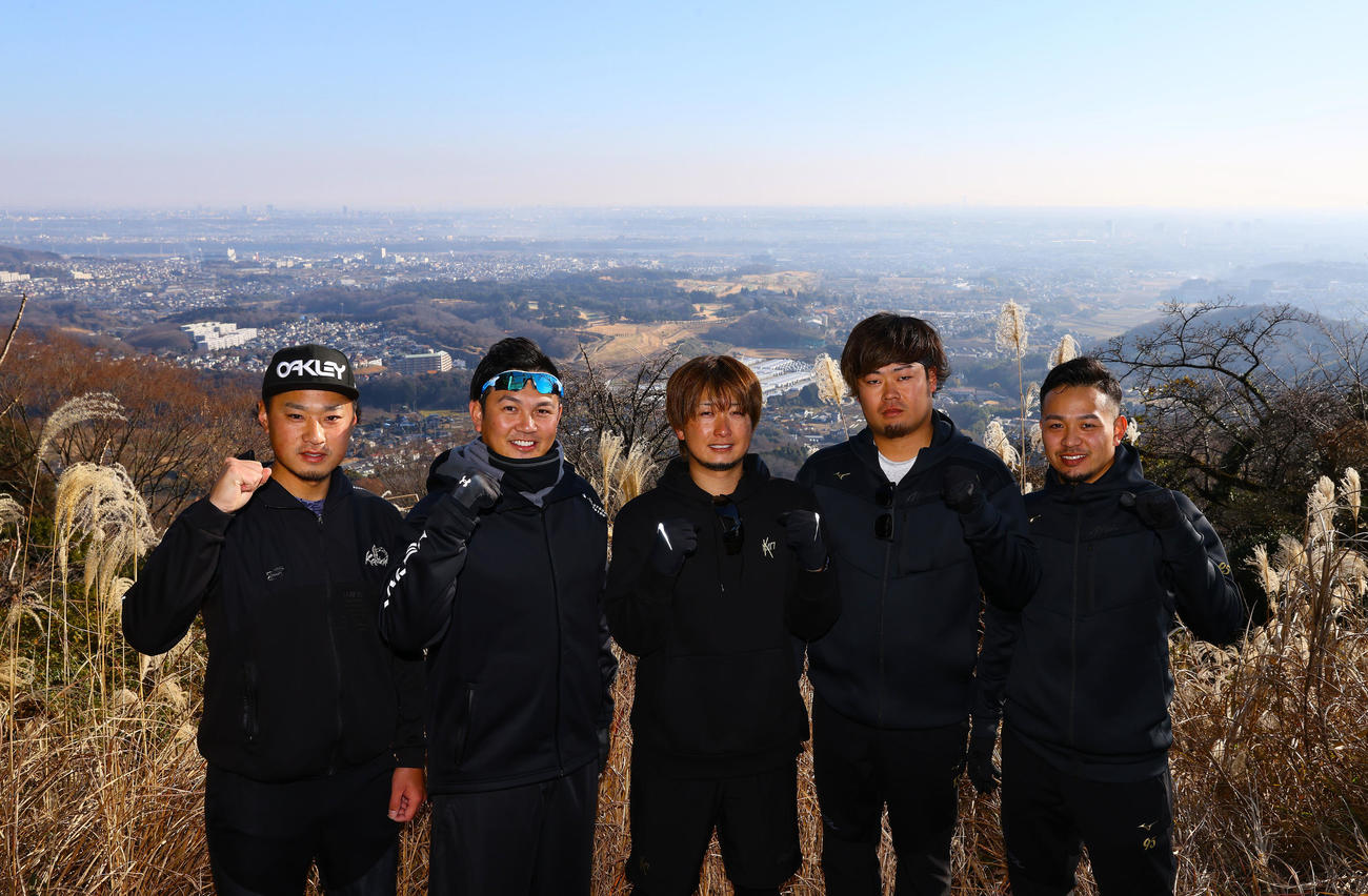 山頂で写真に納まる、左からDeNA石田、山崎、三嶋、伊勢、石川（撮影・垰建太）