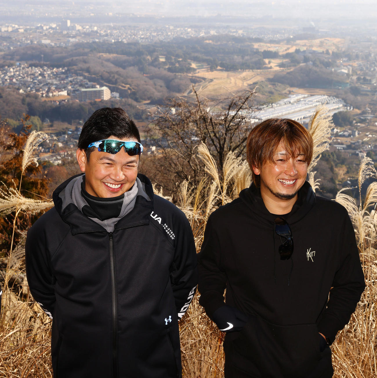 山頂で笑顔を見せるDeNA山崎（左）と三嶋（撮影・垰建太）