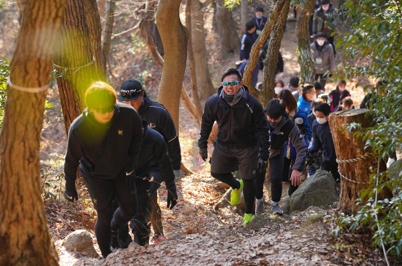 険しい山道を登るDeNA山崎（中央）ら（撮影・垰建太）
