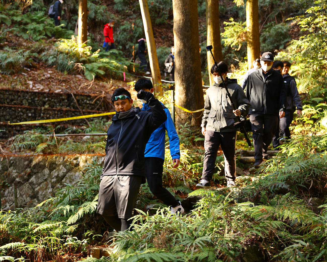登頂し木々に囲まれた道を通り山を下るDeNA山崎（左）ら（撮影・垰建太）