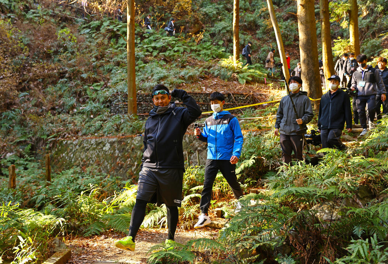 木々に囲まれた道を下山するDeNA山崎（手前）ら（撮影・垰建太）