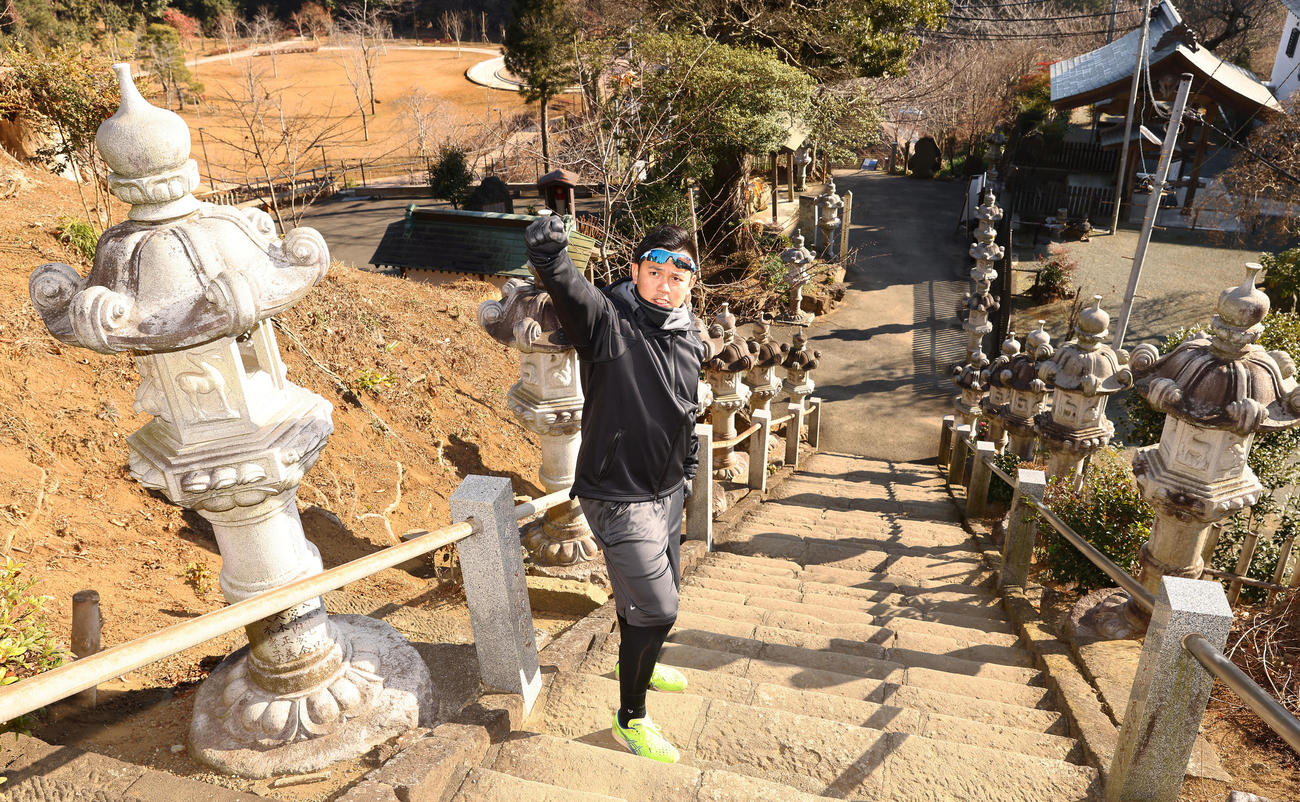 下山しガッツポーズするDeNA山崎（撮影・垰建太）