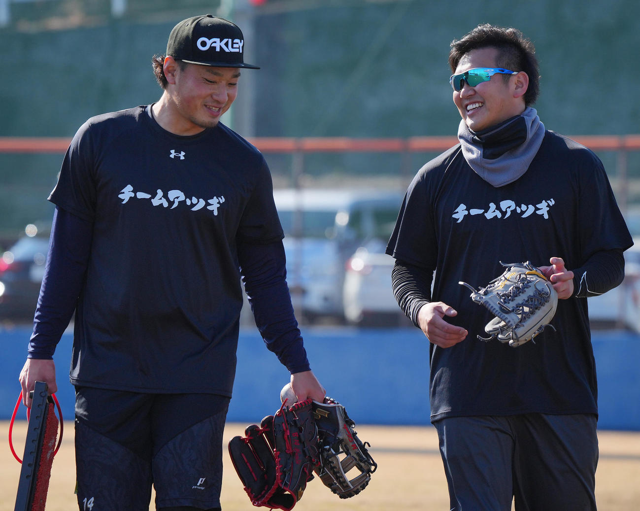 談笑するDeNA石田（左）と山崎（撮影・垰建太）