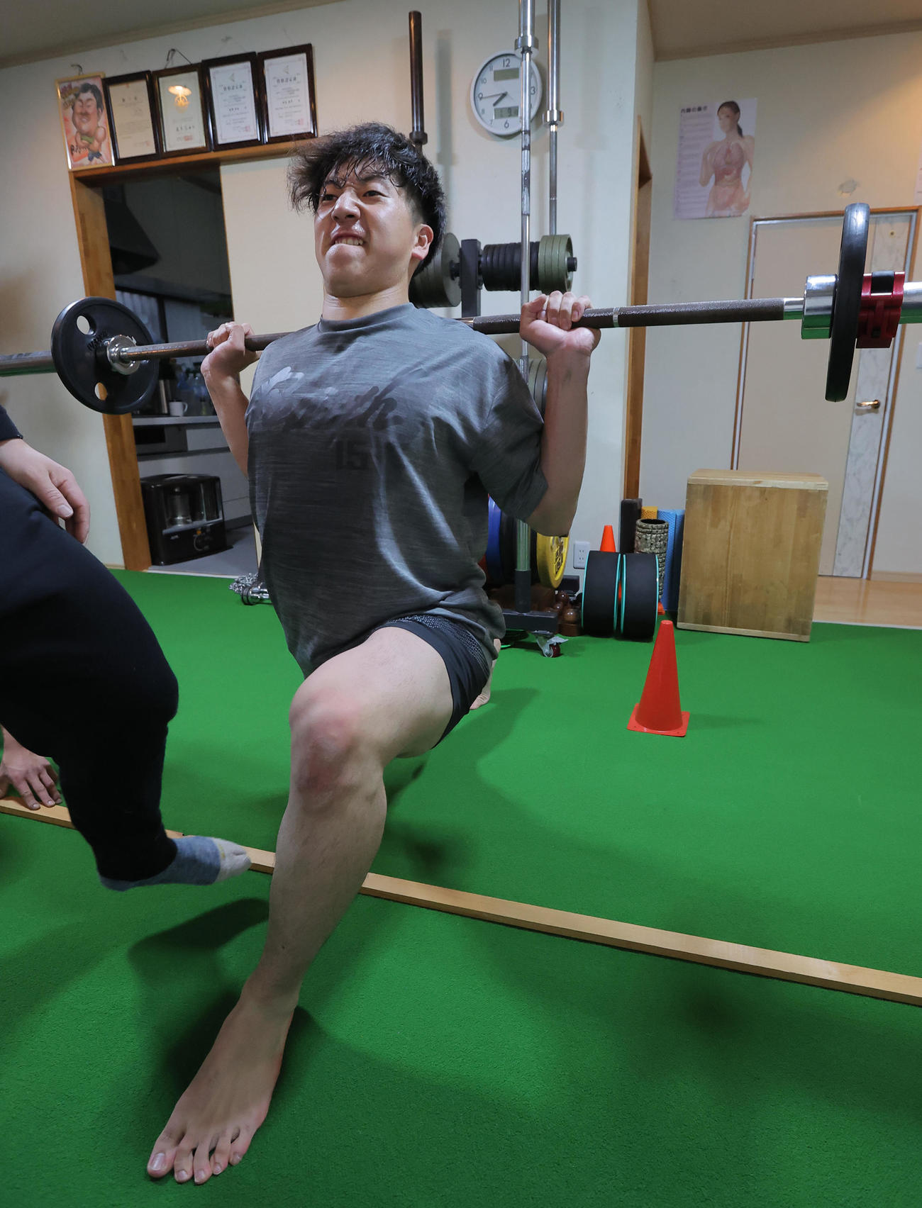 険しい表情で自主トレに励む巨人大勢（球団提供）