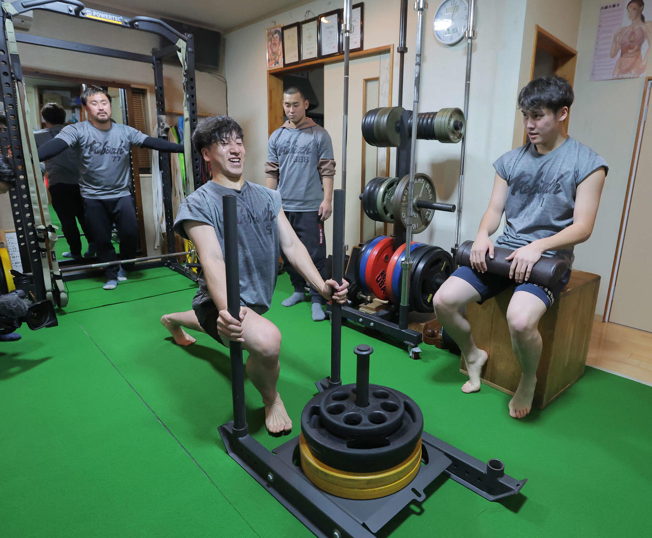 自主トレを公開し、トレーニングをする巨人大勢（中央）と見守る育成の京本（右）と萩原トレーナー（左後方）（球団提供）