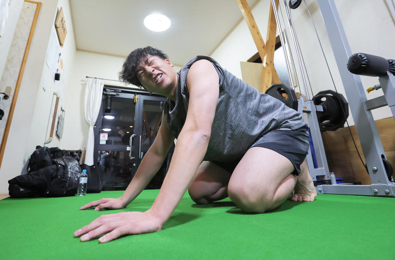 自主トレを公開し、険しい表情を見せる巨人大勢（球団提供）