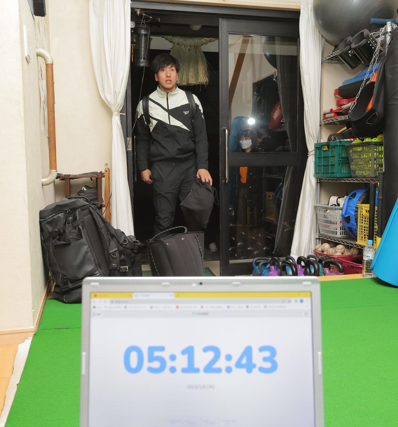 まだ外が暗い早朝の午前5時過ぎから自主トレ場を訪れた巨人大勢（球団提供）
