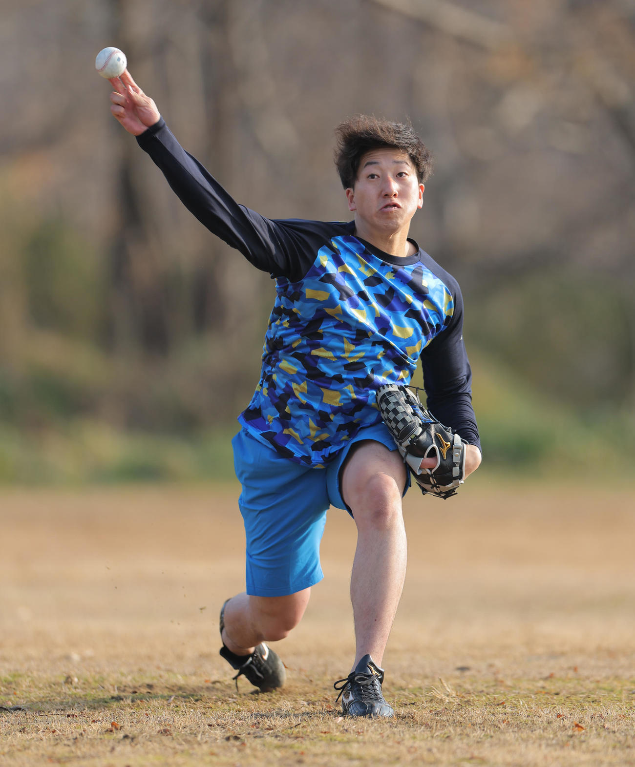 自主トレを公開し、キャッチボールをする巨人大勢（球団提供）