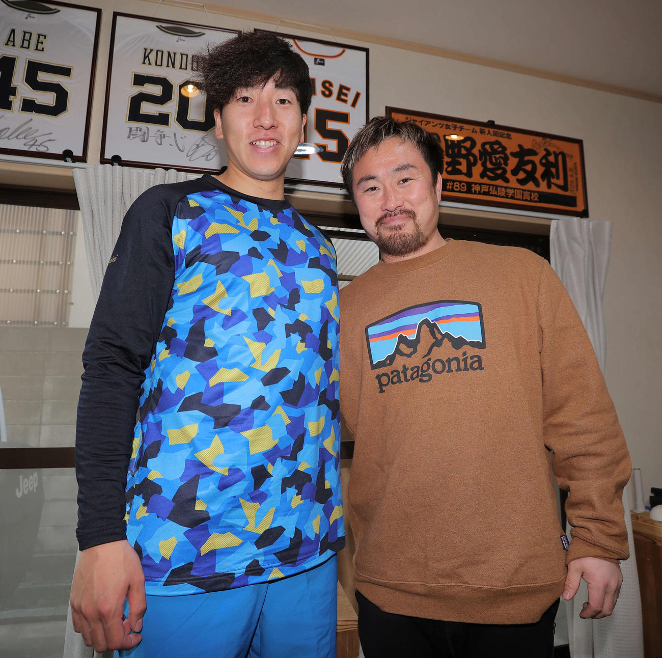 自主トレを公開した巨人大勢は個人トレーナーを務める萩原トレーナーと記念撮影（球団提供）