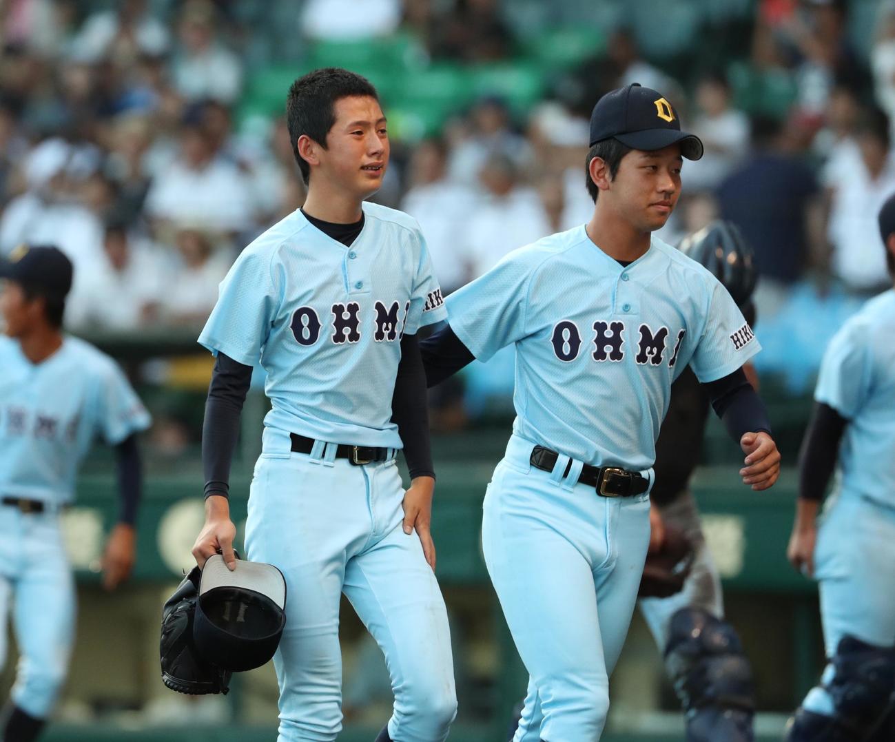 18年8月、金足農にサヨナラ負けし、涙を流す近江・林（左）