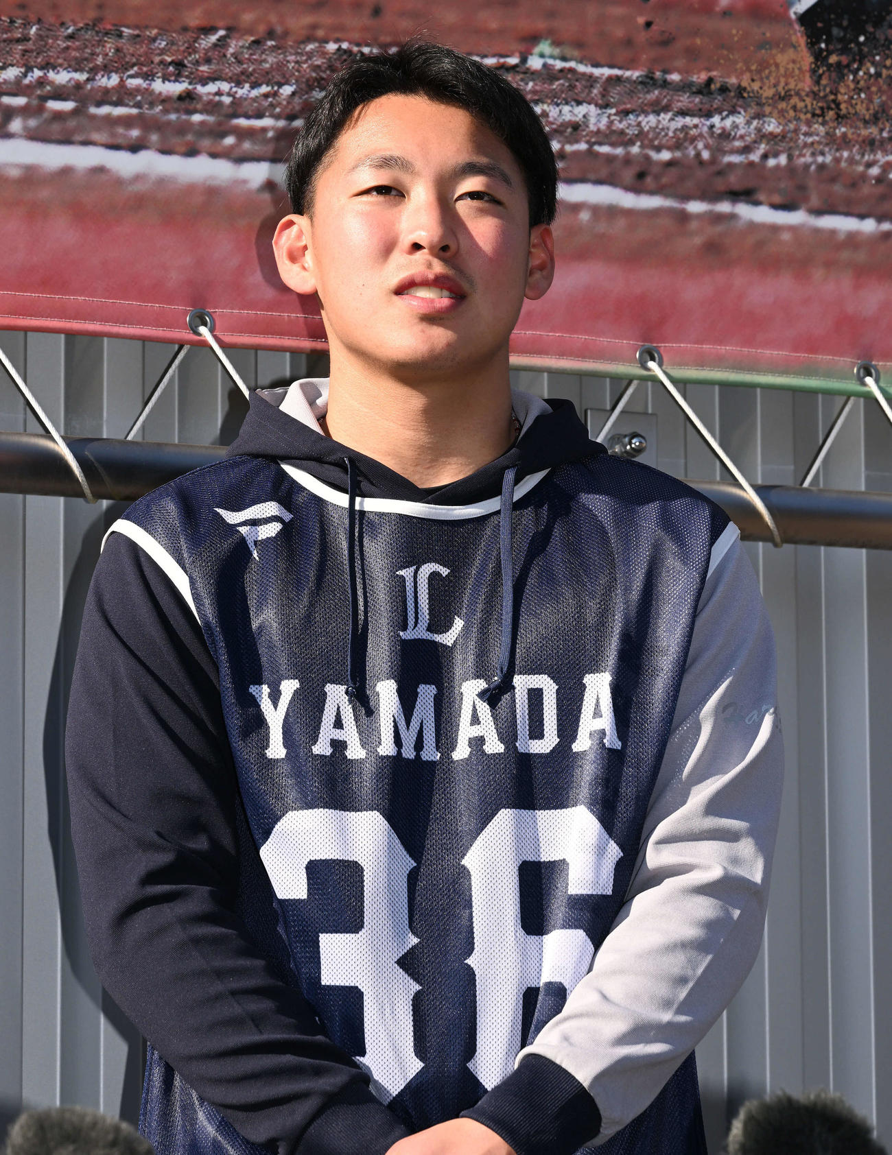 新人合同自主トレ後取材に応じるドラフト5位の近江・山田（撮影・滝沢徹郎）