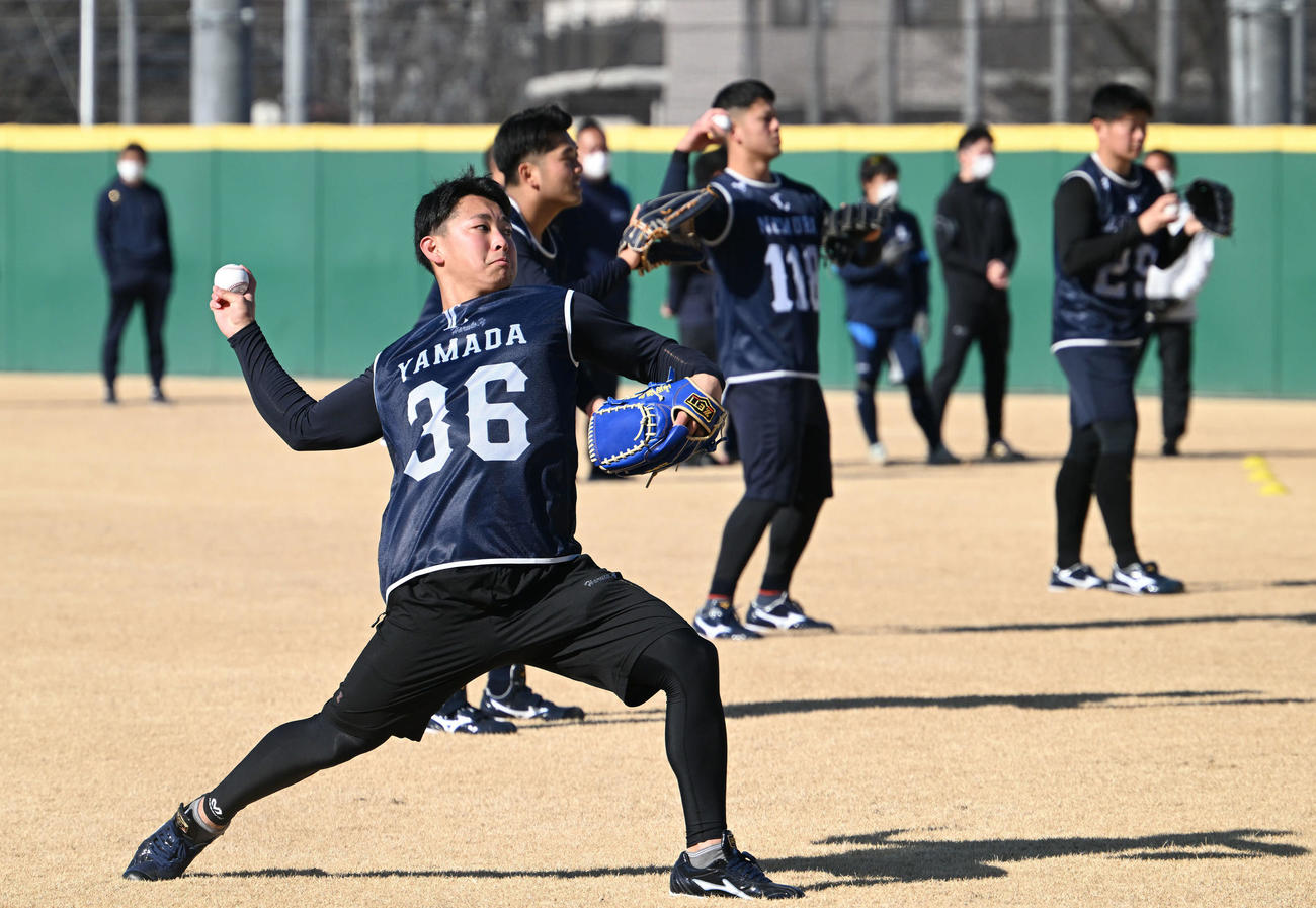 新人合同自主トレでキャッチボールする西武ドラフト5位の近江・山田（手前）ら（撮影・滝沢徹郎）