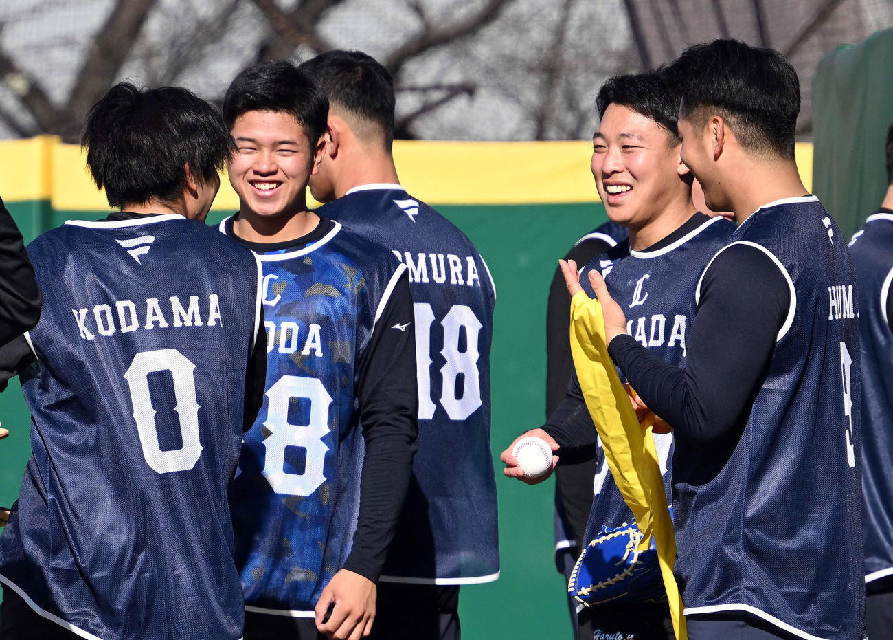 新人合同自主トレで談笑するドラフト3位の九州国際大付・野田（左から2人目）とドラフト5位の近江・山田（同4人目）（撮影・滝沢徹郎）