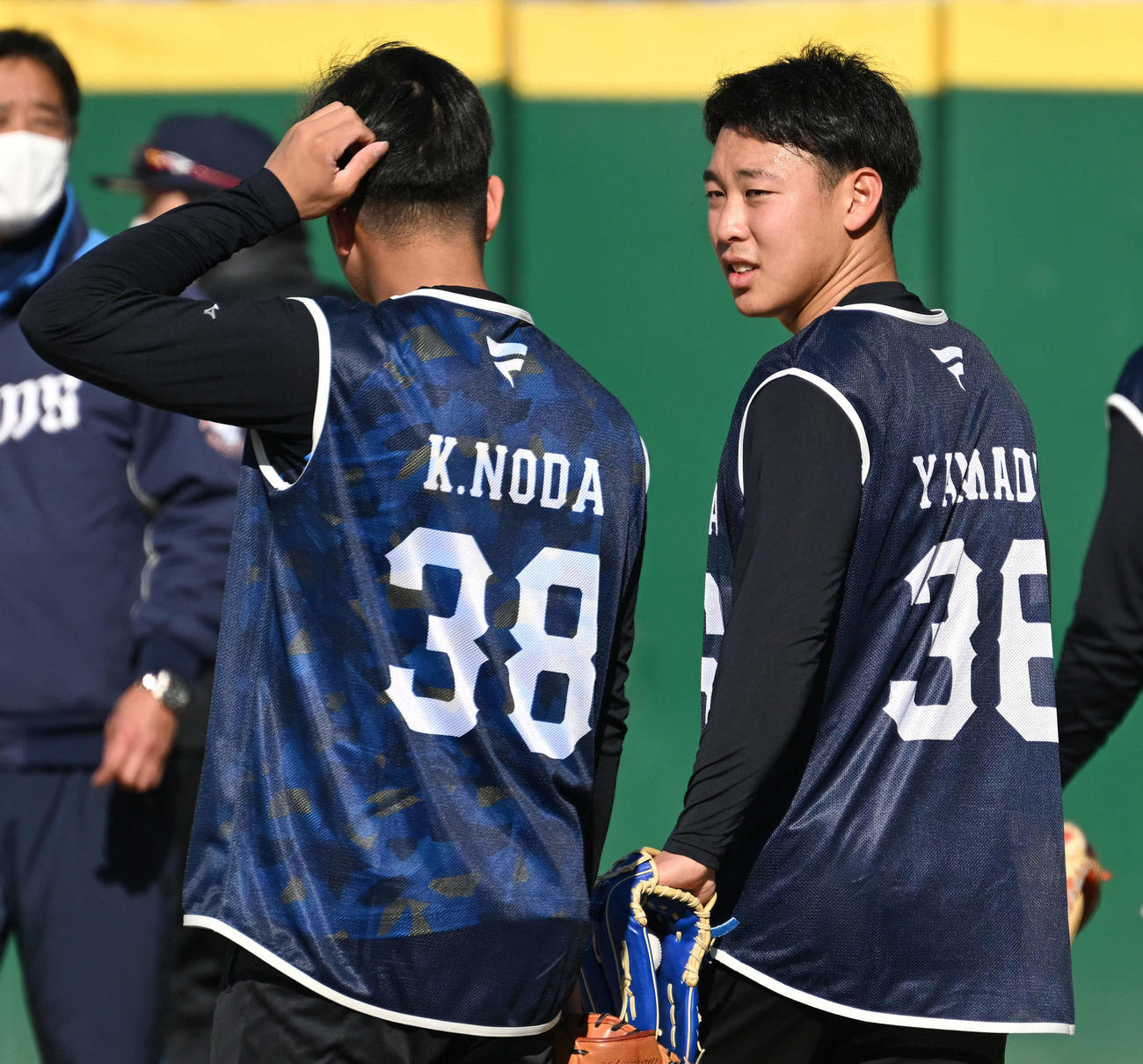 新人合同自主トレで西武ドラフト5位の近江・山田（右）はドラフト3位の九州国際大付・野田と話す（撮影・滝沢徹郎）