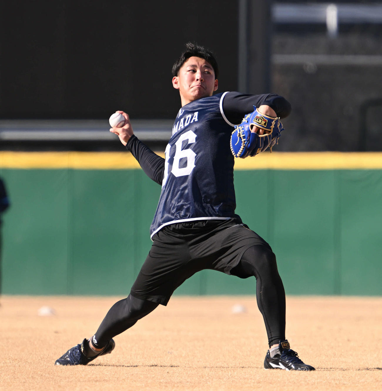 新人合同自主トレでキャッチボールする西武ドラフト5位の近江・山田（撮影・滝沢徹郎）