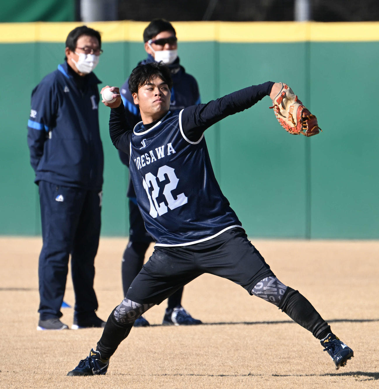 新人合同自主トレでキャッチボールする西武育成4位の法大・是沢（撮影・滝沢徹郎）