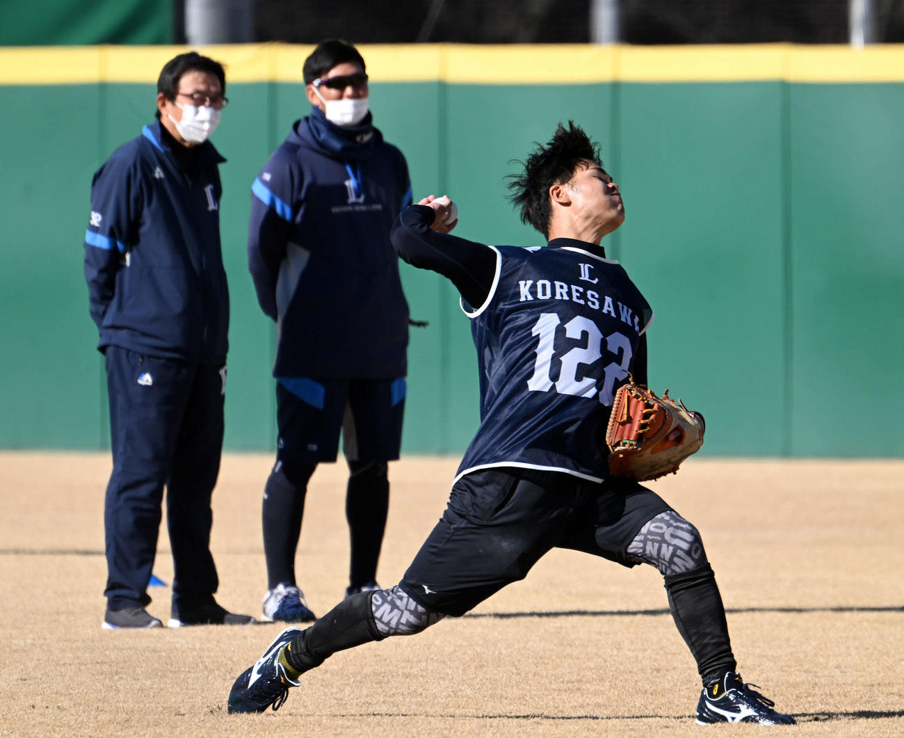 新人合同自主トレでキャッチボールする西武育成4位の法大・是沢（撮影・滝沢徹郎）