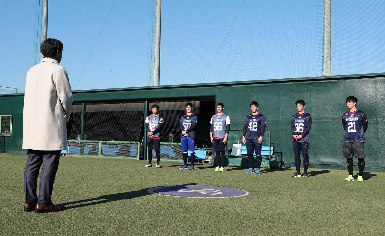 ヤクルト新人合同自主トレを前に、高津監督（左端）の話を聞く、右からドラフト1位吉村、同2位西村、同3位沢井、同4位坂本、同5位北村、同育成1位橋本（撮影・足立雅史）