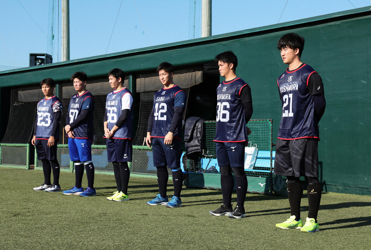 ヤクルト新人合同自主トレに臨む、右からドラフト1位吉村、同2位西村、同3位沢井、同4位坂本、同5位北村、同育成1位橋本（撮影・足立雅史）