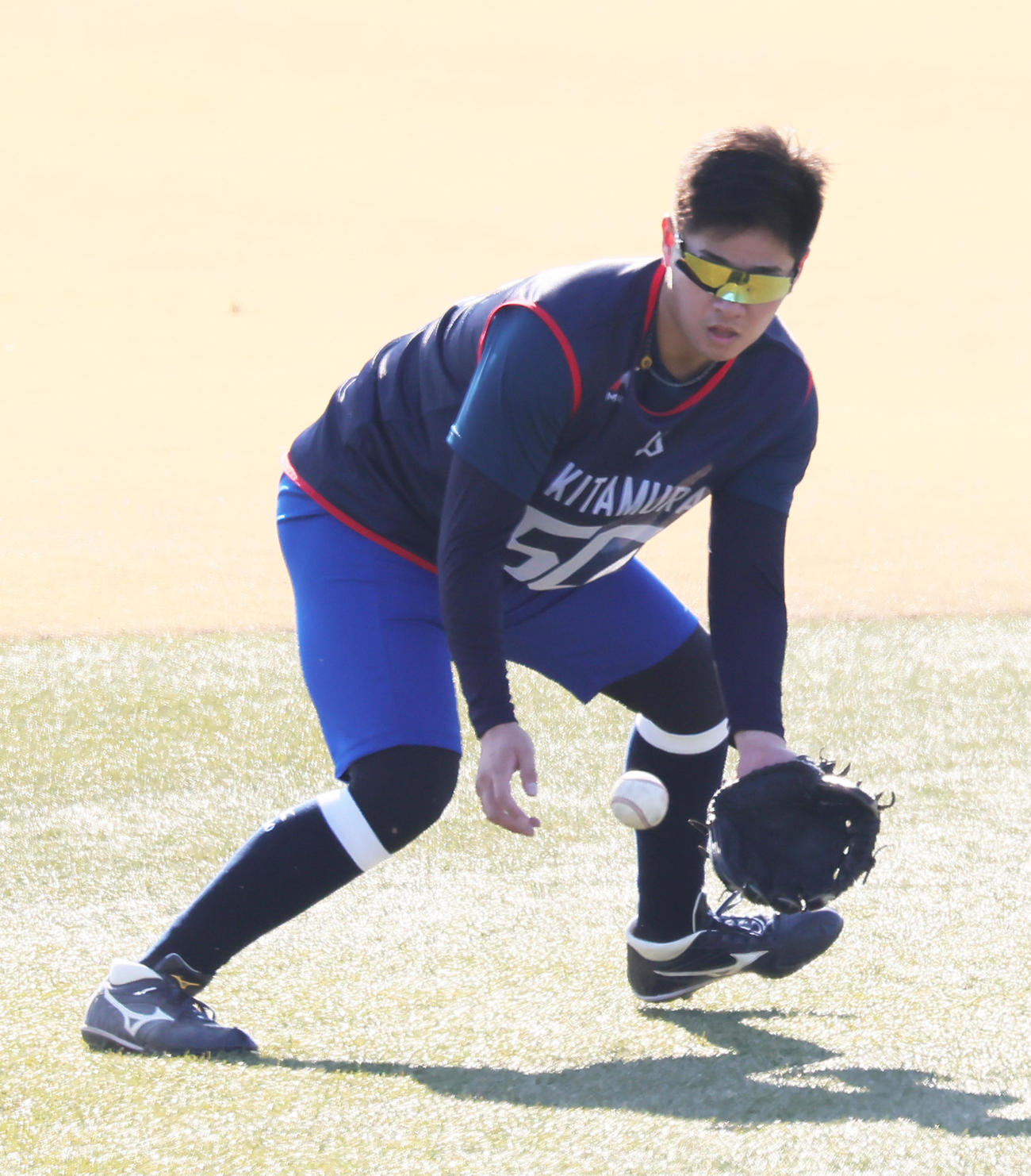 ヤクルト新人合同自主トレでノックを受けるドラフト5位北村（撮影・足立雅史）