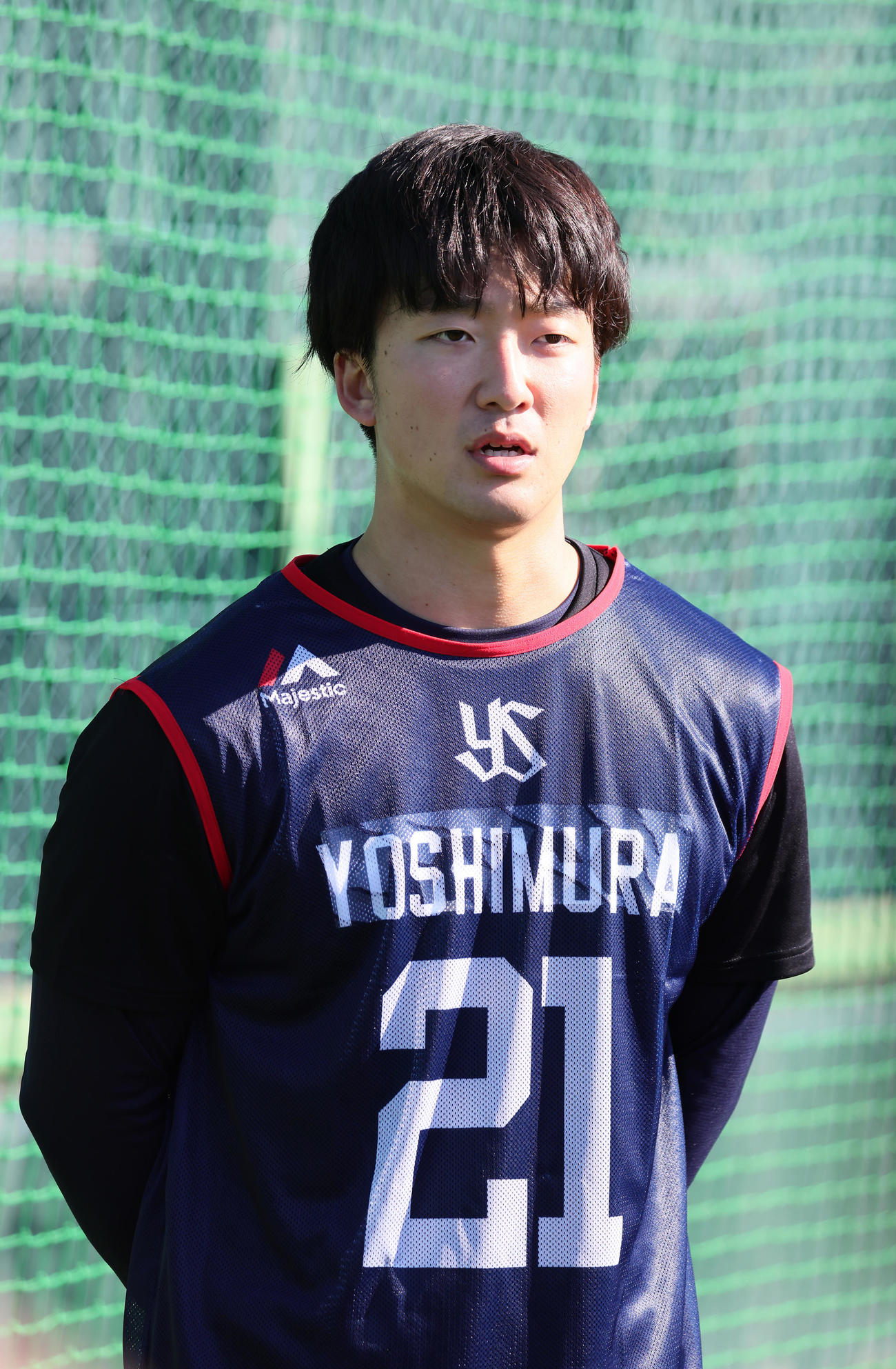 ヤクルト新人合同自主トレを終え、取材に応じるドラフト1位吉村（撮影・足立雅史）