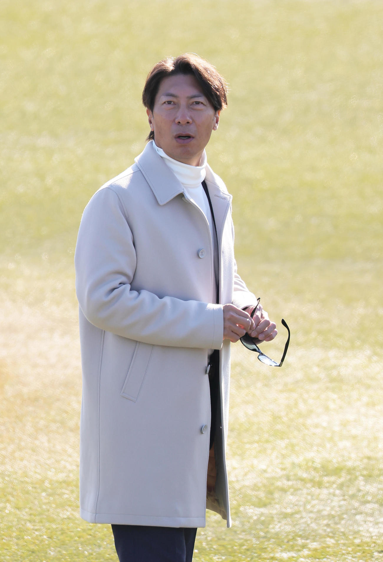 ヤクルト新人合同自主トレを視察した高津監督（撮影・足立雅史）