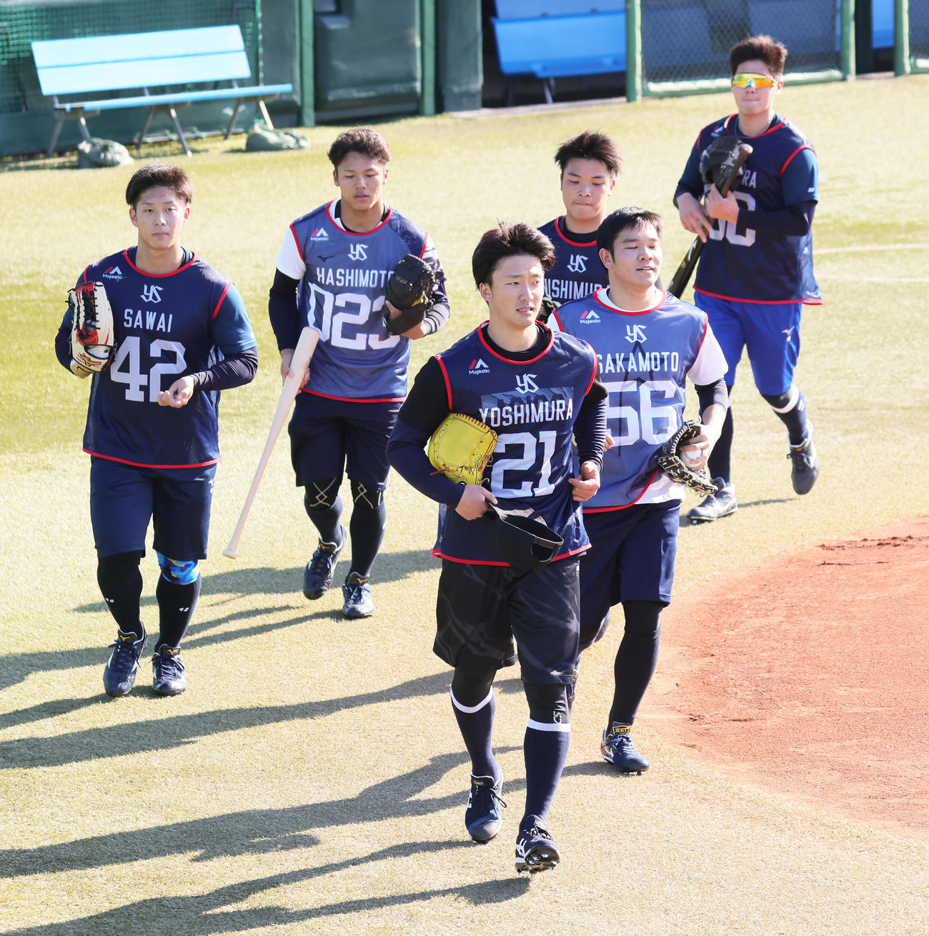 ヤクルト新人合同自主トレに臨むドラフト1位吉村（左から3人目）ら。左から同3位沢井、同育成1位橋本、1人おいて同4位坂本（手前）、同2位西村、同5位北村（撮影・足立雅史）