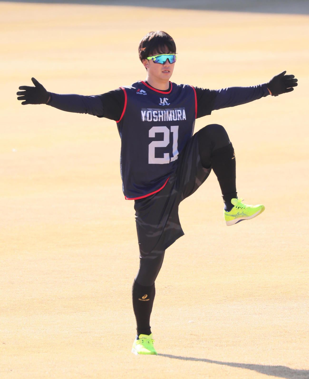 ヤクルト新人合同自主トレで体を動かすドラフト1位吉村（撮影・足立雅史）