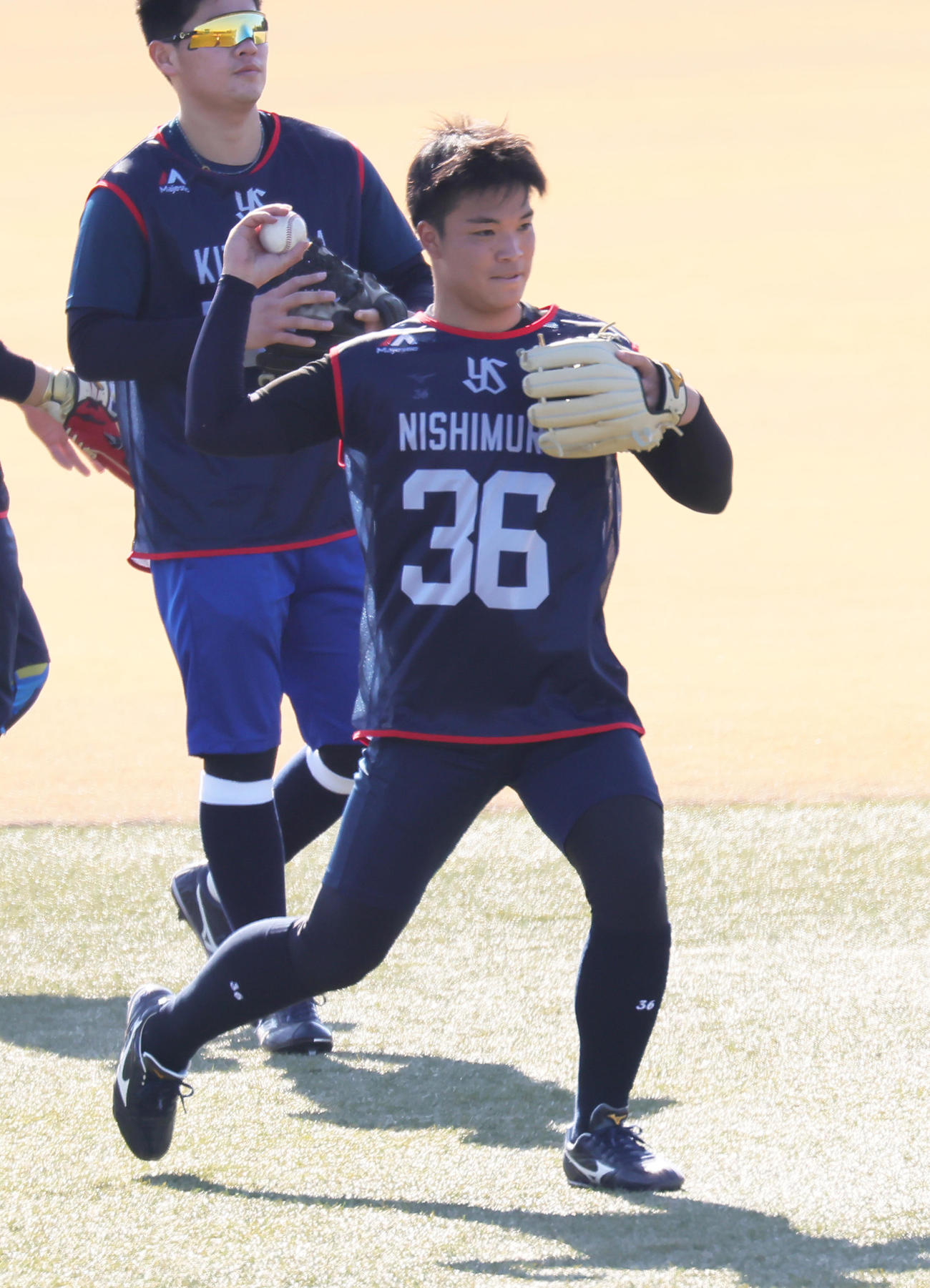 ヤクルト新人合同自主トレでノックを受けるドラフト2位西村（撮影・足立雅史）