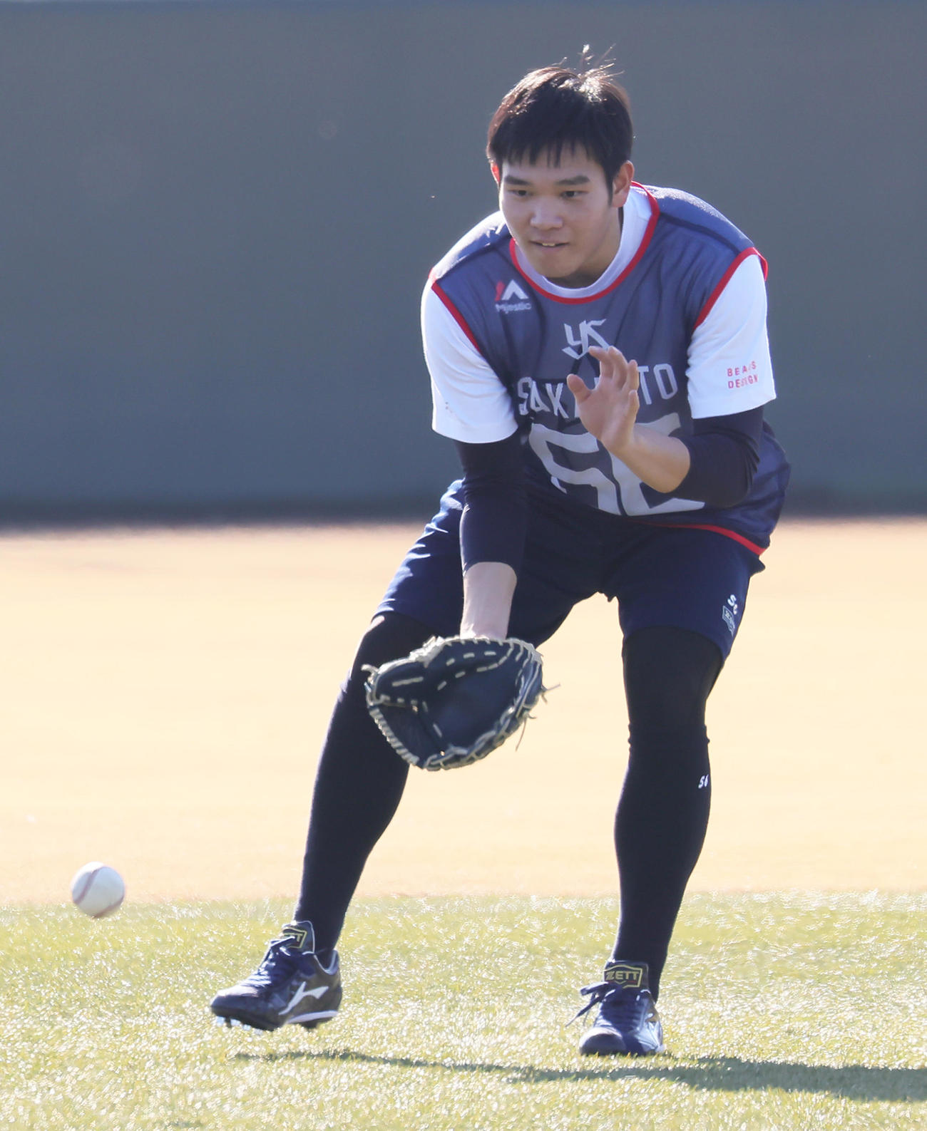 ヤクルト新人合同自主トレでノックを受けるドラフト4位坂本（撮影・足立雅史）