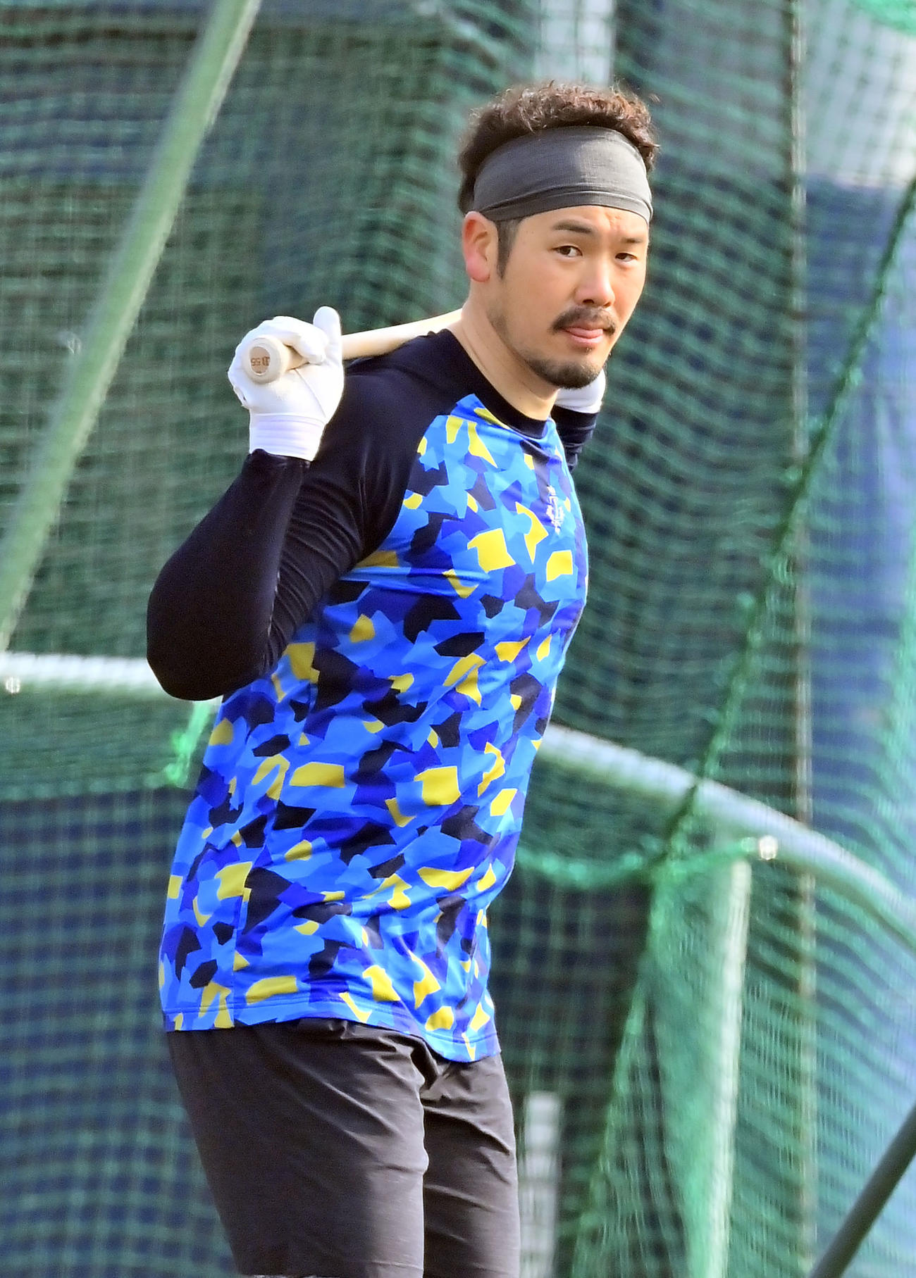 打撃フォームをチェックするオリックスTー岡田（撮影・和賀正仁）
