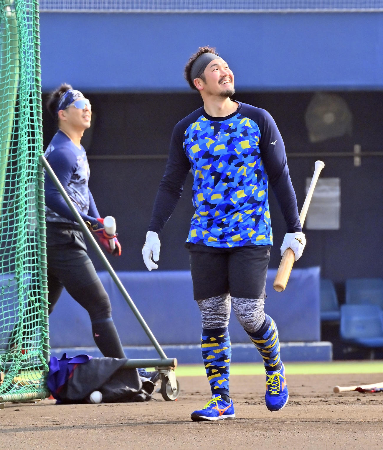 明るい表情で打撃をするオリックスTー岡田、左は若月（撮影・和賀正仁）
