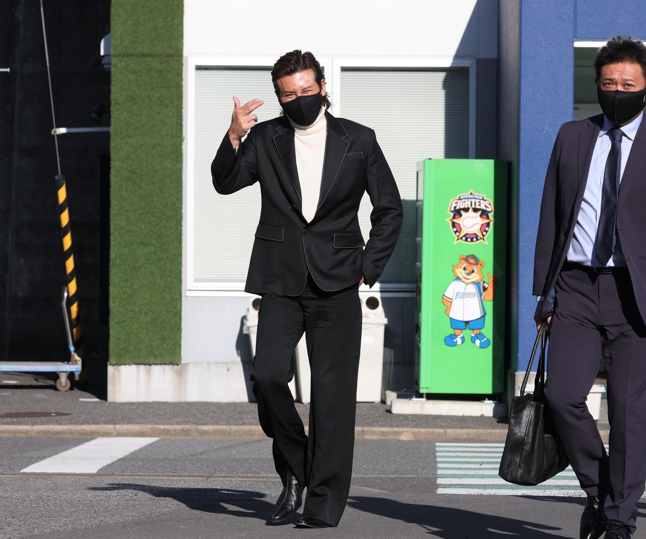 スタッフ会議を終えた日本ハム新庄監督はファンに声をかけられポーズをとる（撮影・黒川智章）