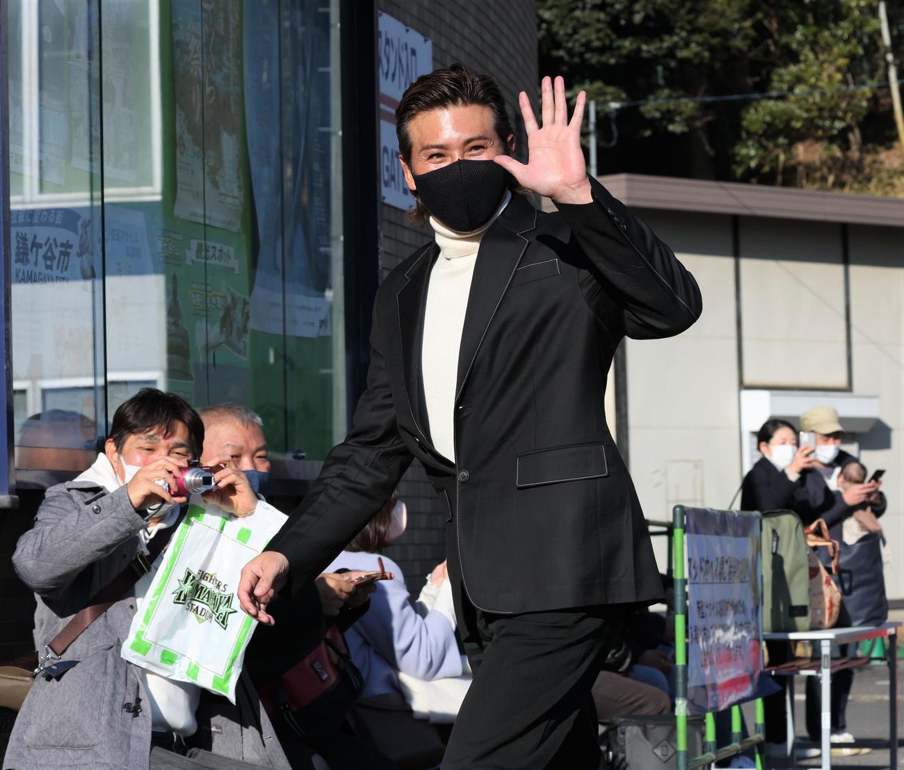 スタッフ会議を終えた日本ハム新庄監督はファンに声をかけられ手を振る（撮影・黒川智章）