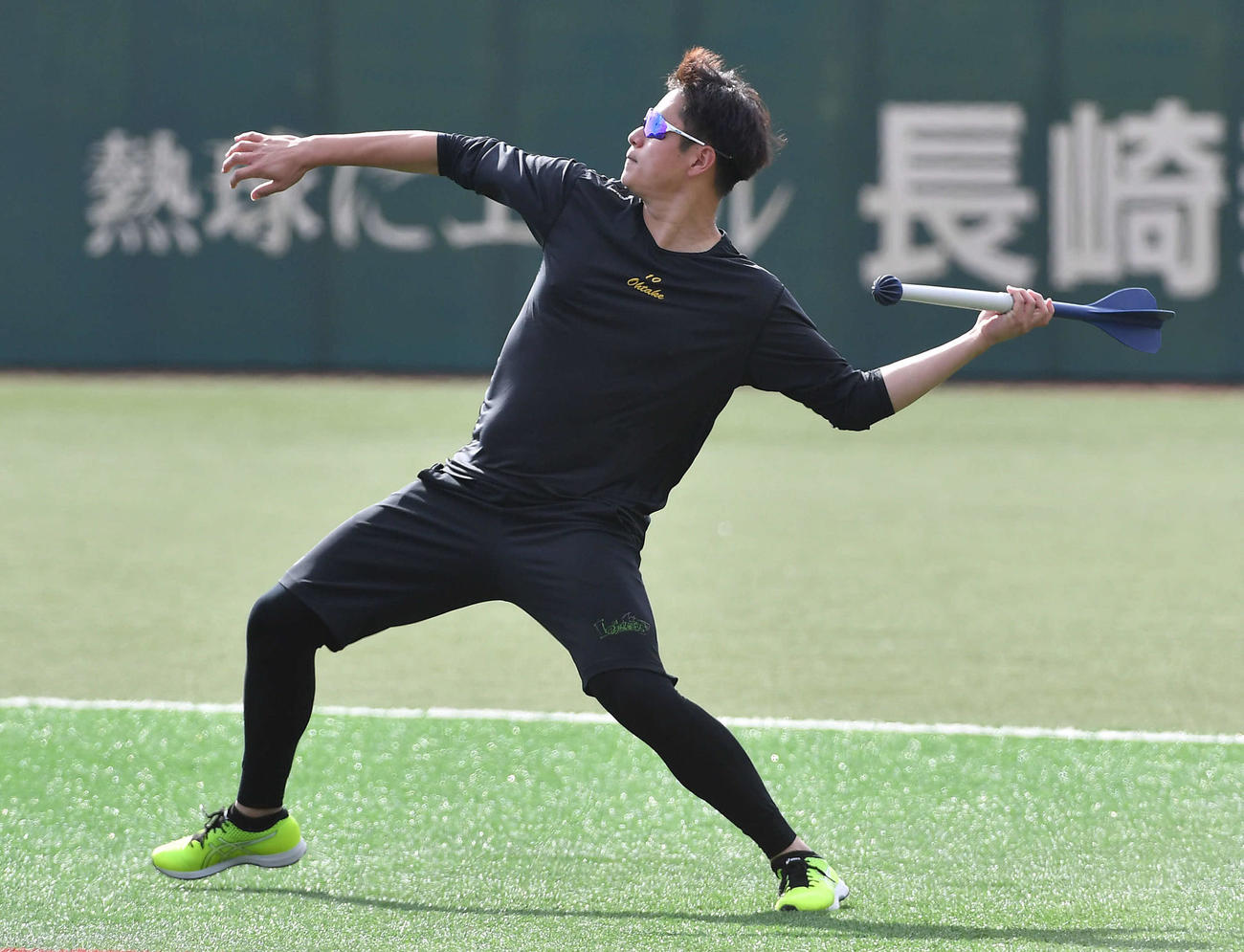 ジャベリックスローを行う阪神大竹（撮影・岩下翔太）
