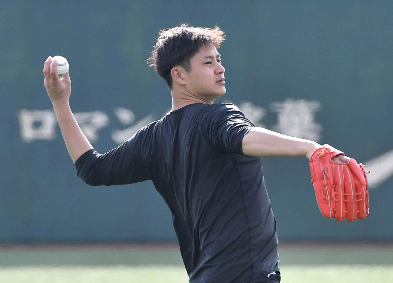 キャッチボールを行う阪神大竹（撮影・岩下翔太）