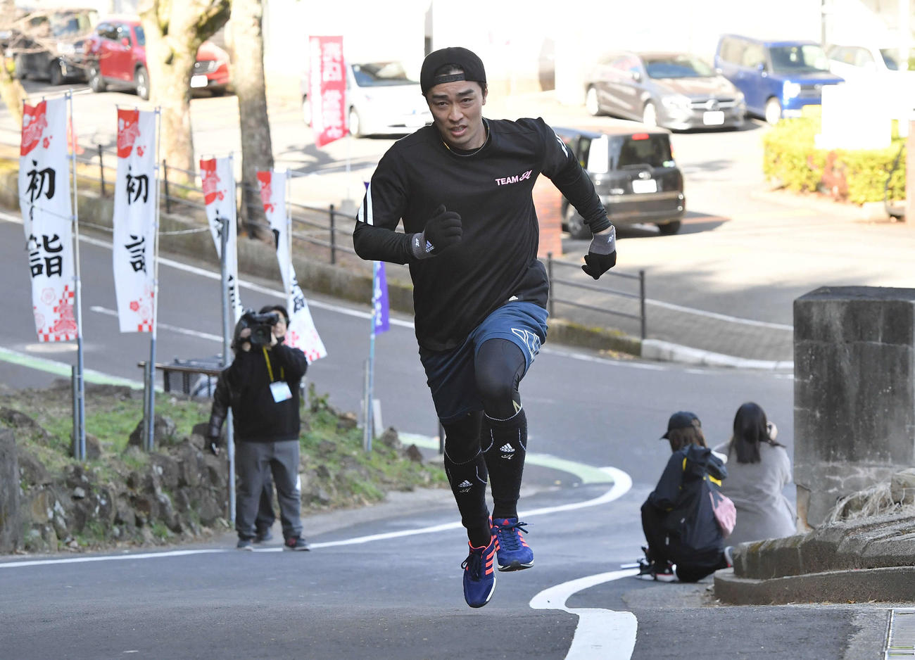 坂道を駆け上がるソフトバンク和田（撮影・岩下翔太）