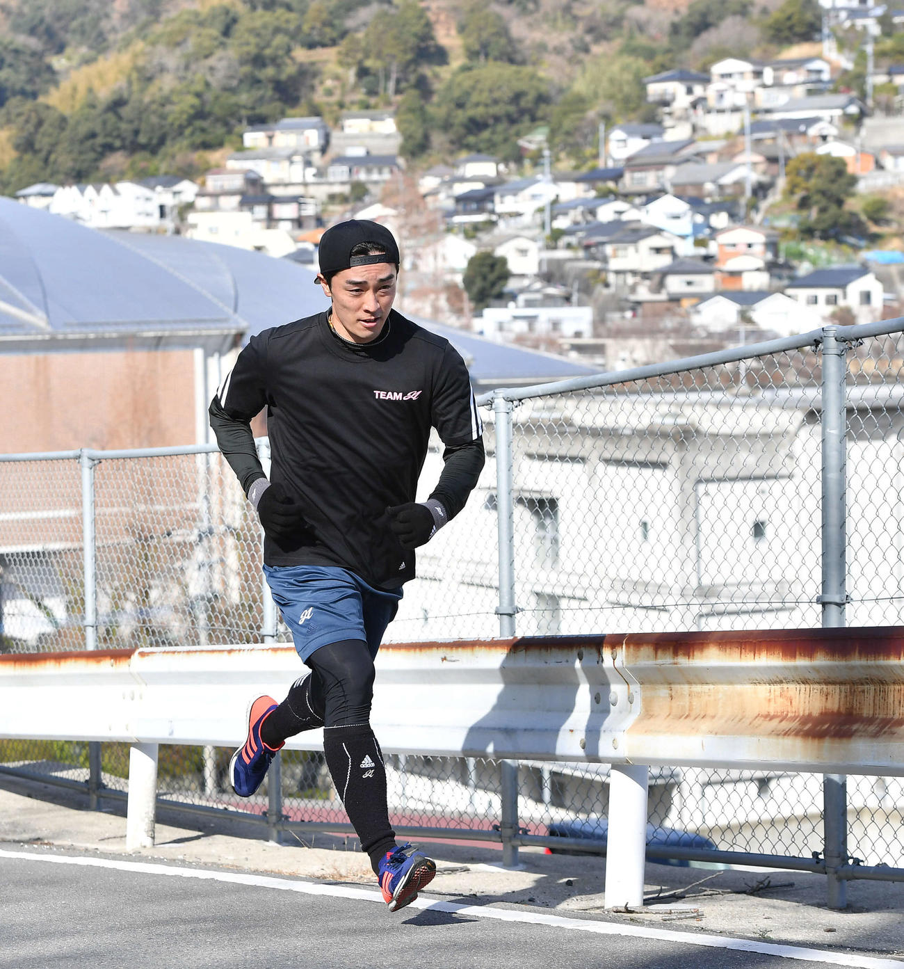 坂道を駆け上がるソフトバンク和田（撮影・岩下翔太）
