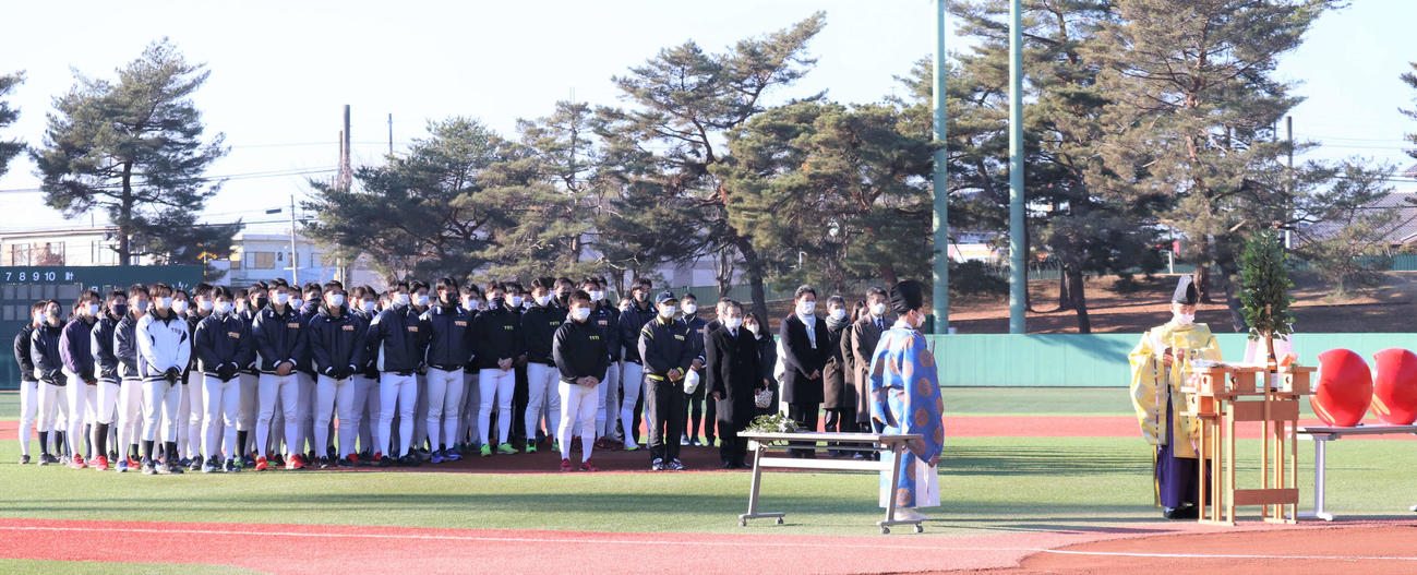 必勝祈願を行う東洋大野球部（撮影・星夏穂）
