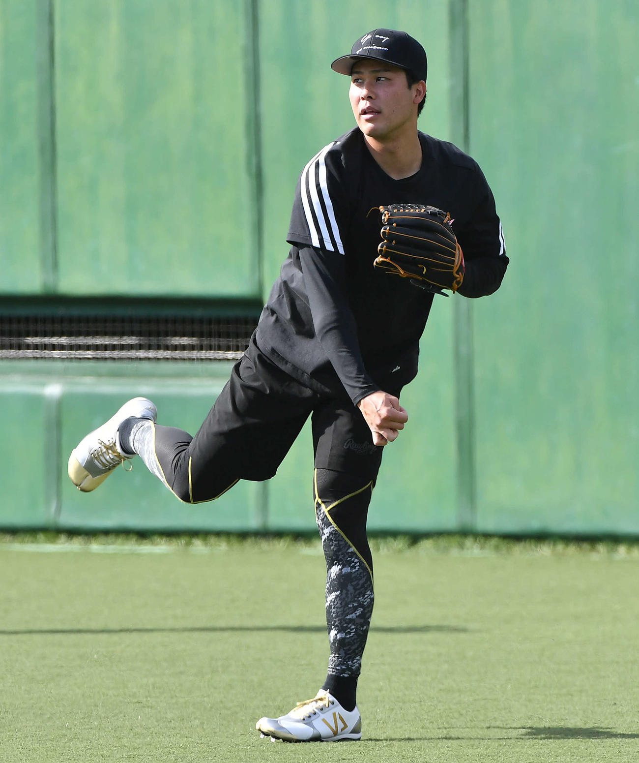 キャッチボールを行うソフトバンク藤井（撮影・岩下翔太）