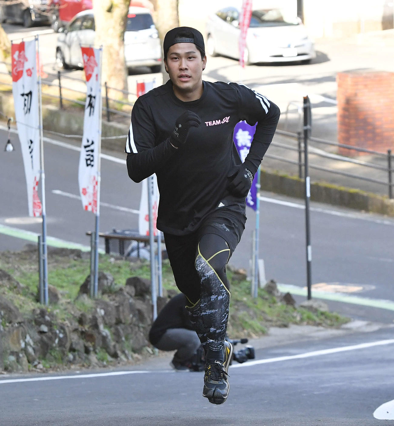 坂道を駆け上がるソフトバンク藤井（撮影・岩下翔太）