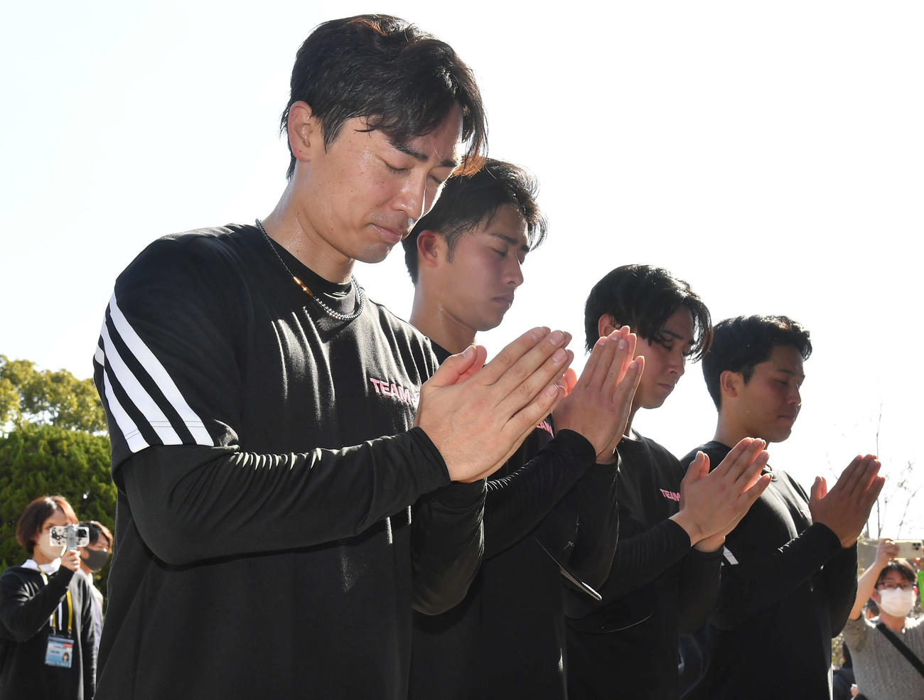 長崎県護国神社でお参りをする、左からソフトバンク和田、板東、佐藤宏、藤井（撮影・岩下翔太）