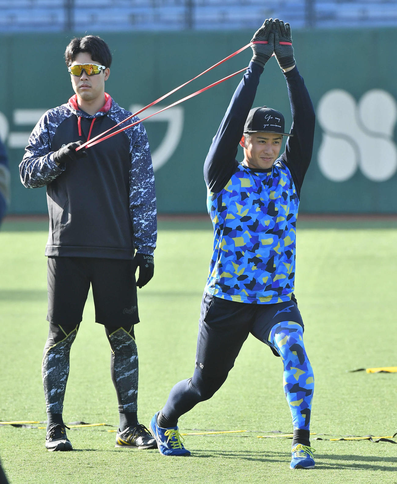 体幹トレーニングを行うソフトバンク板東（右）と藤井（撮影・岩下翔太）