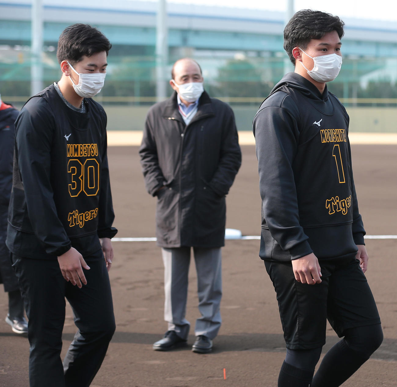 グラウンドに現れる森下（右）と門別。中央は岡田監督（撮影・上山淳一）
