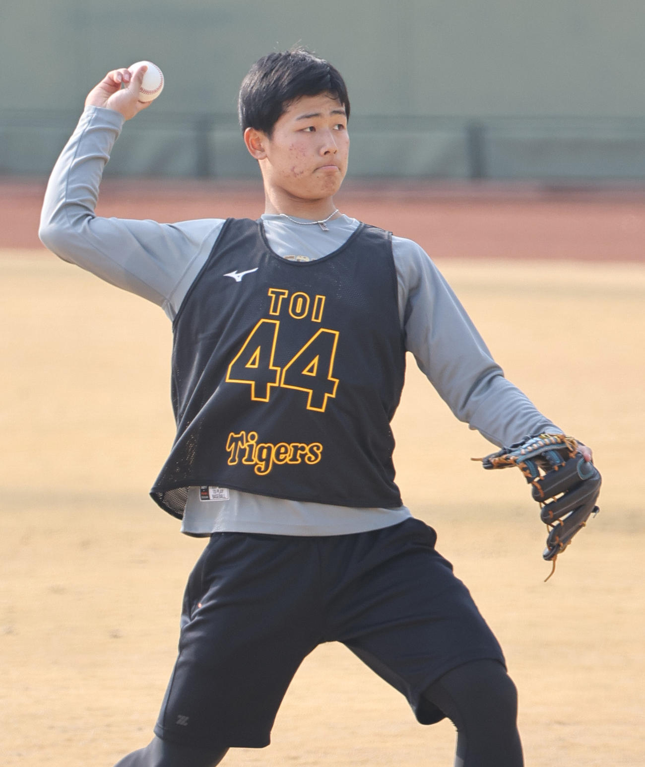 鳴尾浜球場でキャッチボールするドラフト5位戸井（撮影・上山淳一）